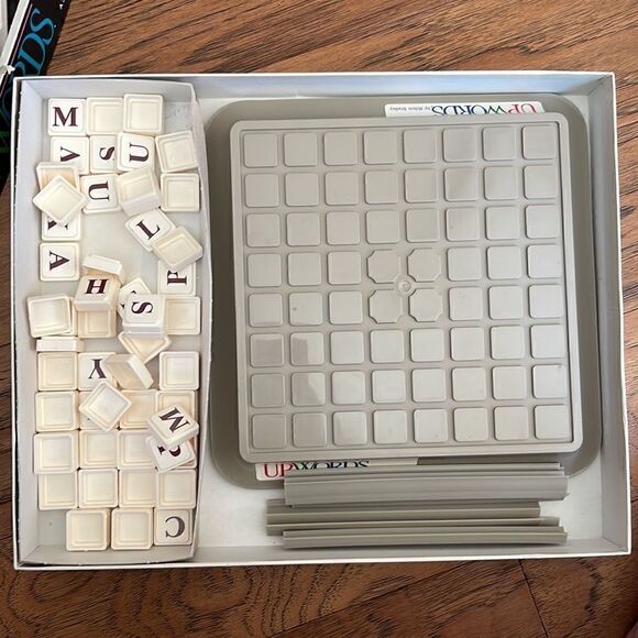 Upwards. A 3-D word game. 64 letter tiles, 4 plastic racks, game board unit. - Picture 2 of 3